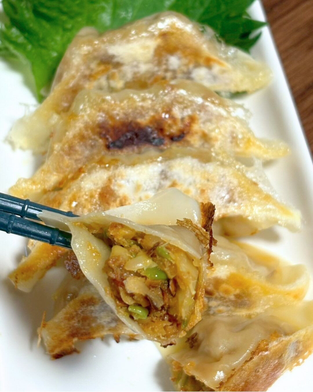 食べるラー油の具を餡に混ぜ込んだ「旨辛ぎょうざ」