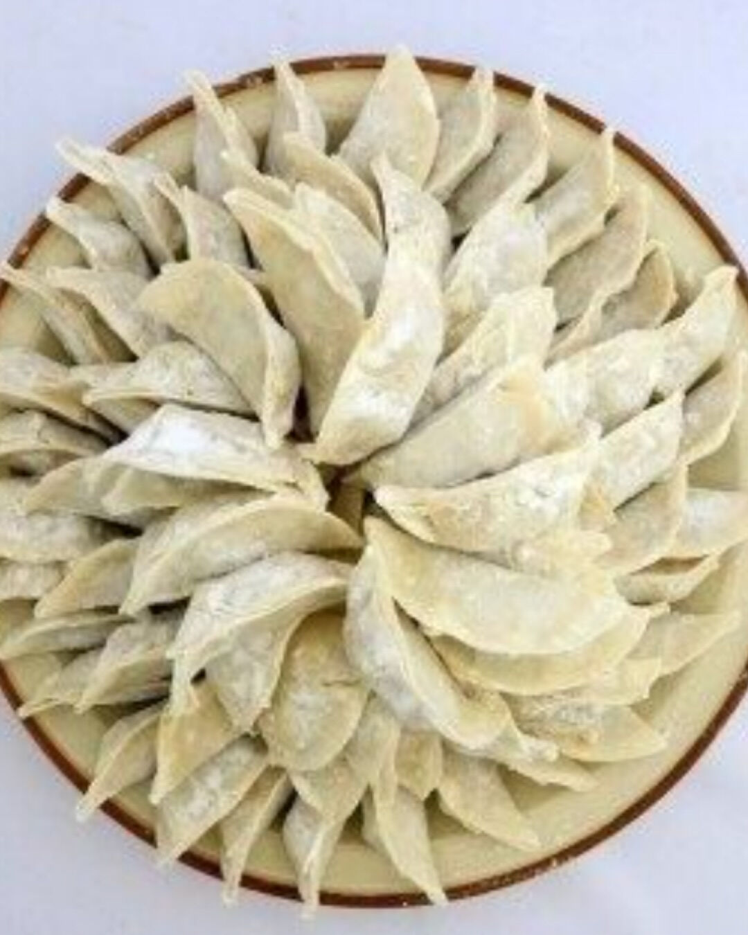 旨みを包み込む餃子の皮✨